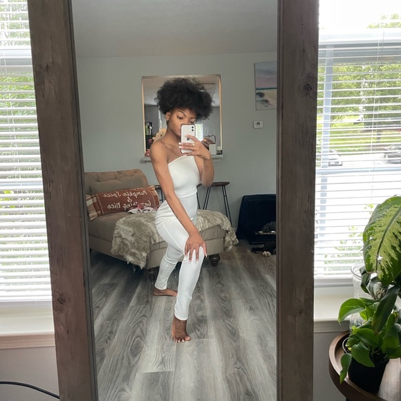 Sleeveless White Backless Jumpsuit - Picture 3 of 11